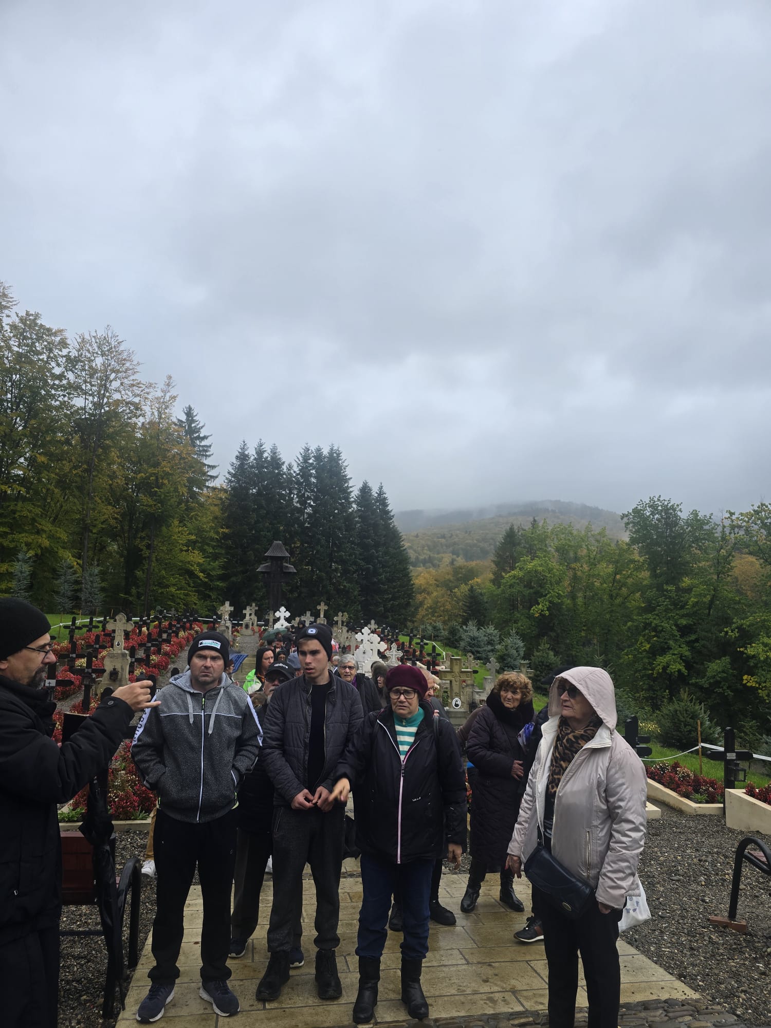 Grup de pelerini — persoane cu deficiențe de auz alături de Pr. Mihai Prodan